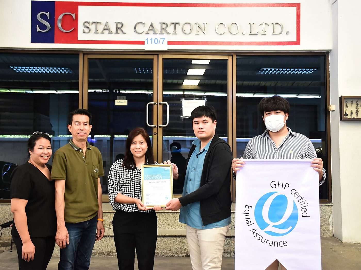 พนักงานรับใบรับรอง GHP จาก Equal Assurance (Thailand) หน้าสำนักงานบริษัท