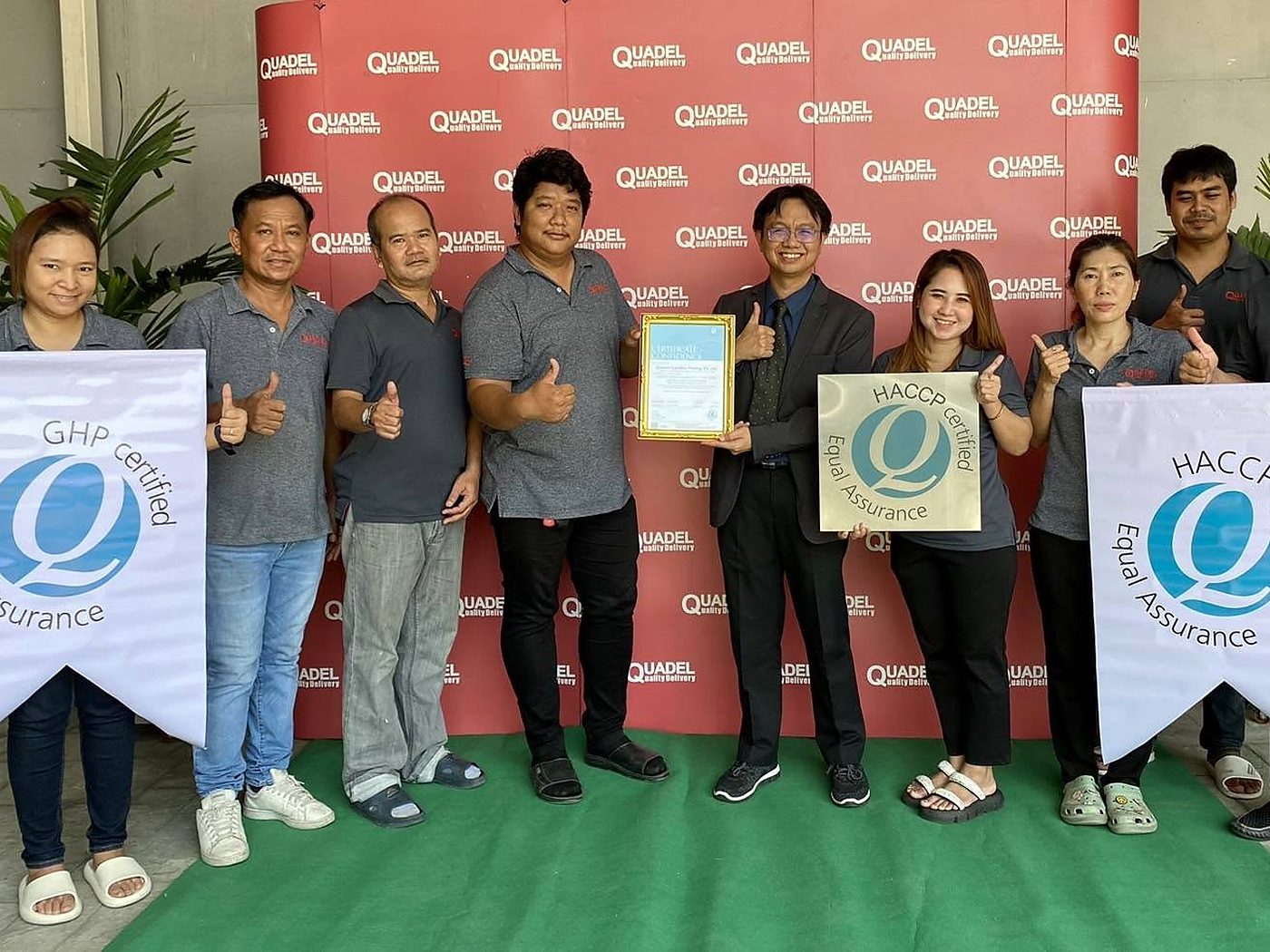 ทีมงานโรงงานอาหารรับใบรับรอง HACCP และ GHP จาก Equal Assurance (Thailand)