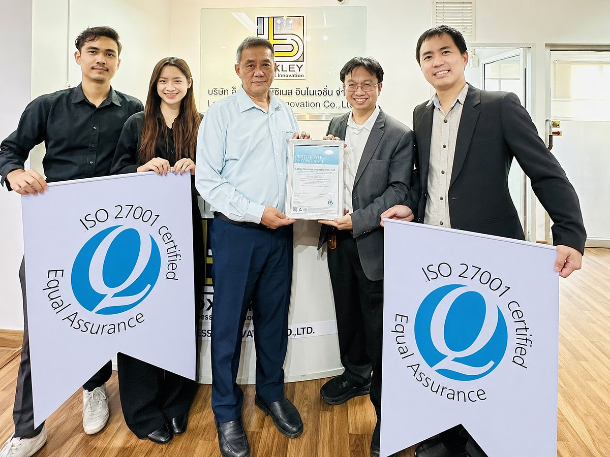 พิธีส่งมอบใบรับรอง ISO 27001 ที่สำนักงานลูกค้า พร้อมป้าย ISO 27001 certified Equal Assurance