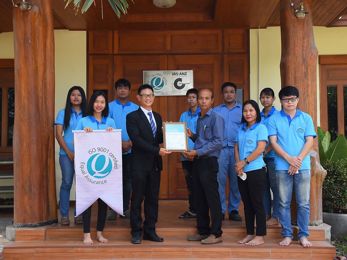 ทีมงานโรงงานถ่ายรูปร่วมกันในวันรับใบรับรอง ISO 9001 จาก Equal Assurance (Thailand)