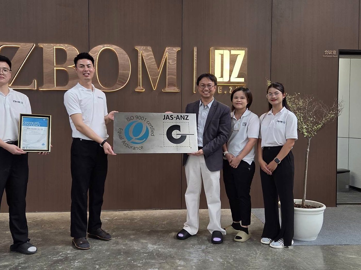 ผู้บริหารรับป้ายรับรอง ISO 9001 จากผู้แทน Equal Assurance (Thailand) ที่สำนักงานบริษัท