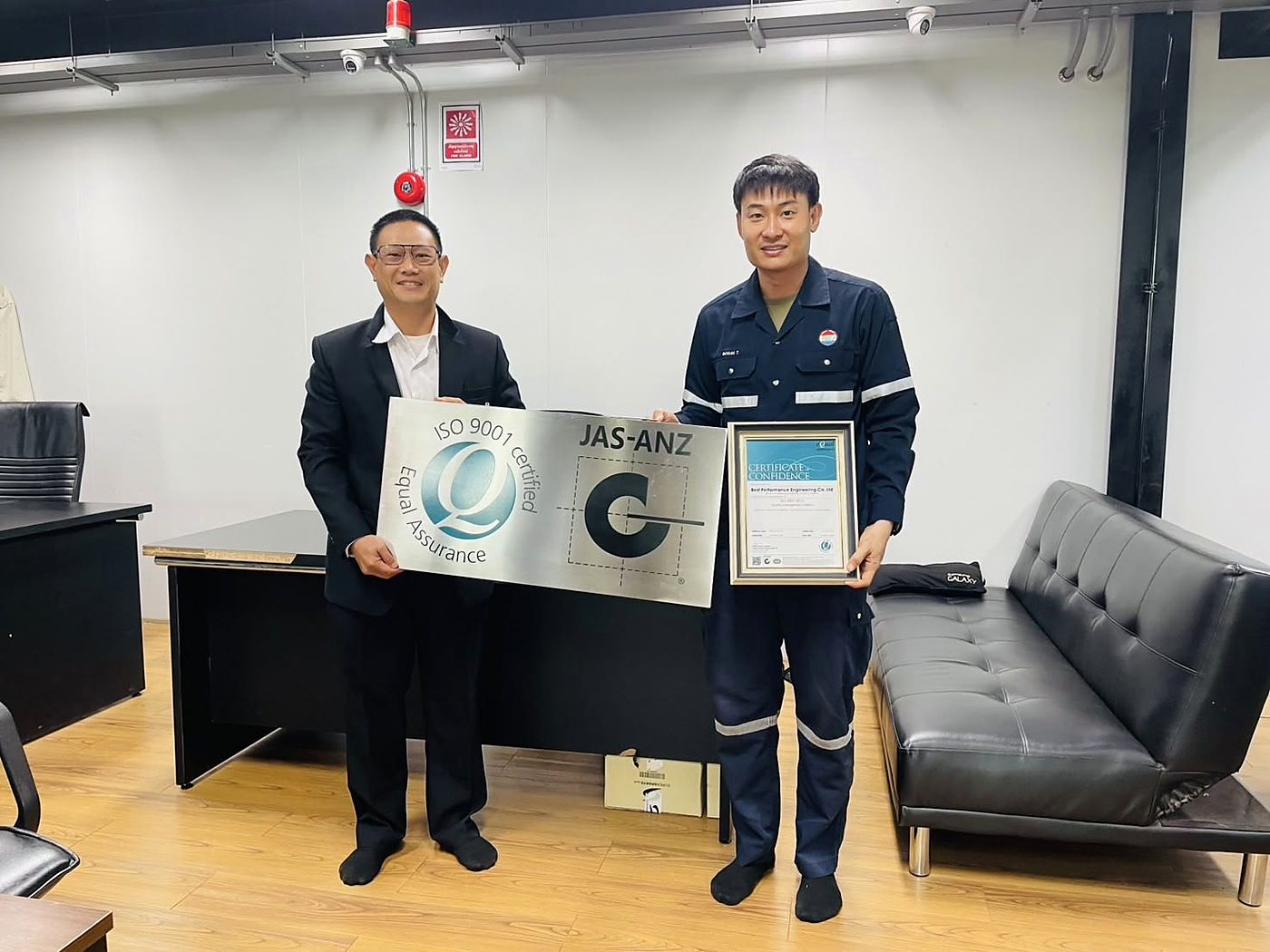 ผู้แทน Equal Assurance ส่งมอบใบรับรอง ISO 9001 ให้ผู้บริหารโรงงาน