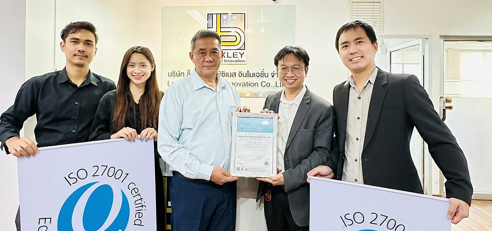 มือพิมพ์คอมพิวเตอร์พร้อมสัญลักษณ์ระบบความปลอดภัยสารสนเทศ